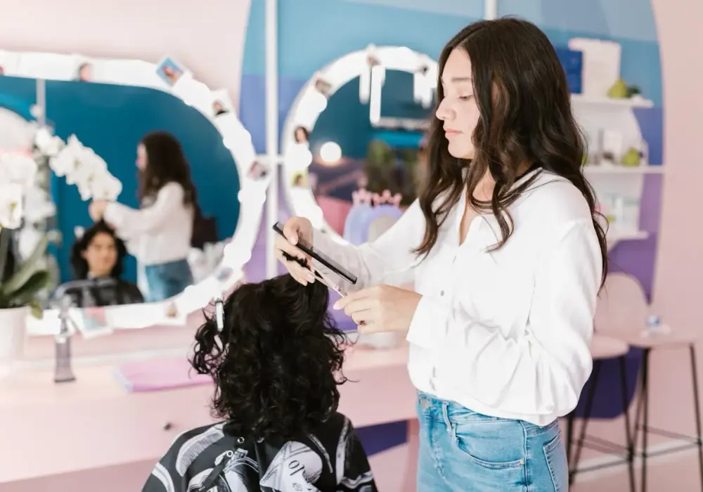 Ile zarabia salon fryzjerski? Poznaj realne koszty i zyski z biznesu beauty