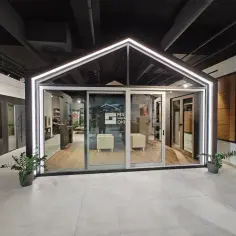 Nowoczesny salon z oknami i drzwiami, z ekspozycją w kształcie domu.
