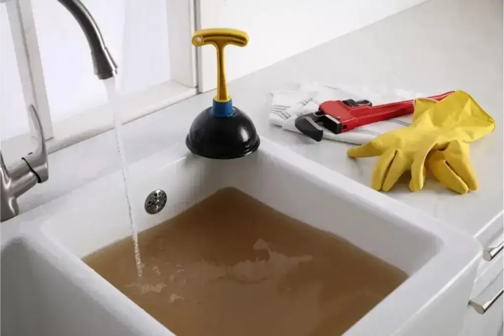 Zdjęcie 5 sprawdzonych sposobów jak odetkać zlew w łazience bez wzywania hydraulika