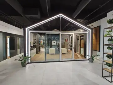 Nowoczesny salon z oknami i drzwiami, z ekspozycją w kształcie domu.