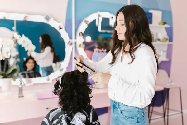 Ile zarabia salon fryzjerski? Poznaj realne koszty i zyski z biznesu beauty